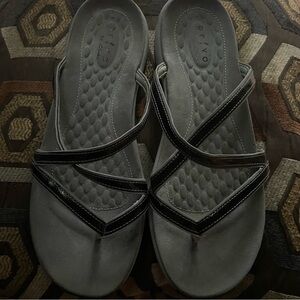 PRIVO By CLARKS Black Patent & Gray Sandals Comfort Padded Sole